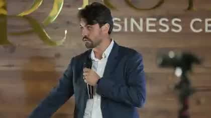 Fundador apresentando ao microfone no Pitch Day