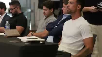 Fundadores assistindo às apresentações