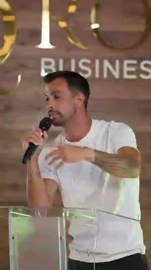 Fundador falando ao microfone