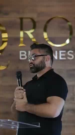 Fundador respondendo à banca